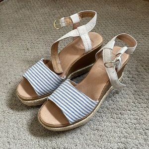 Never worn Sperry blue striped wedge sandals size 7.5